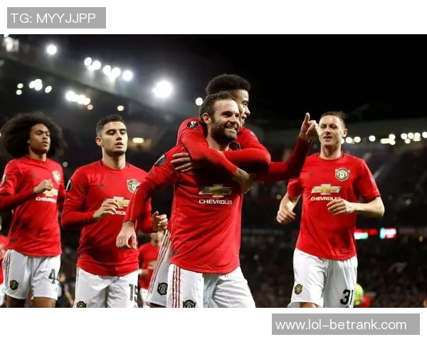 曼联在足总杯中绝杀热刺补时进球瞬间点燃全场激情