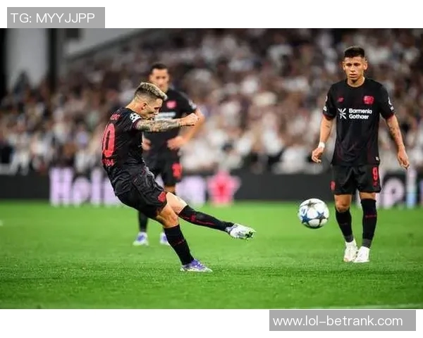 西甲激战巴黎圣日耳曼小胜本菲卡红牌事件引发全场热议与转会猜测