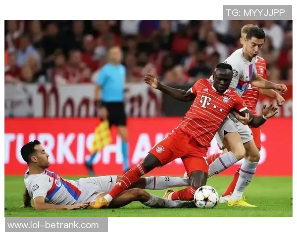 国王杯激战拜仁与巴萨平局争议判罚引发全场热议 国王杯激战拜仁与巴萨平局争议判罚引发全场热议