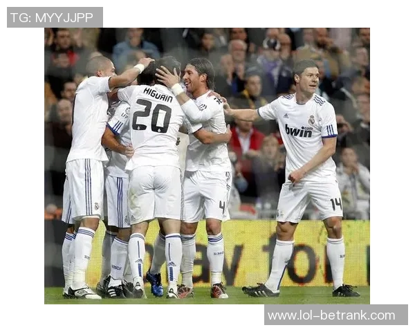 友谊赛精彩对决AC米兰与本菲卡战平后点球大战引发全场热烈反响